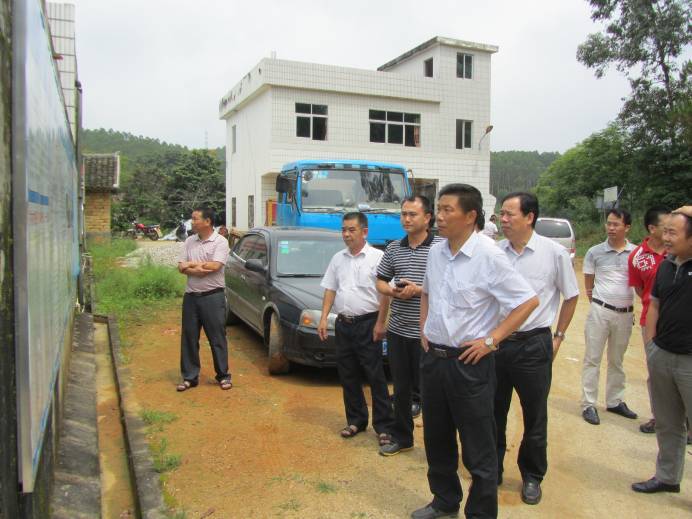 紫金县扶贫相关领导的陪同下,来到中山市港口镇对口帮扶的贫困村义容