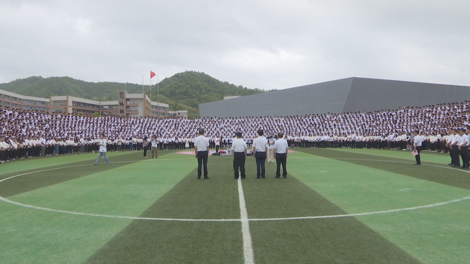 黄春彭邓红卫为佑文中学考生加油鼓劲