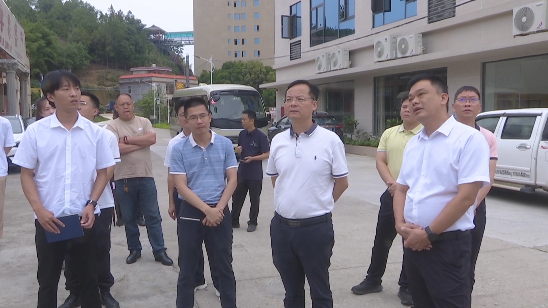邓红卫深入镇村调研“百千万工程”<br/>督导检查风貌示范带建设工作