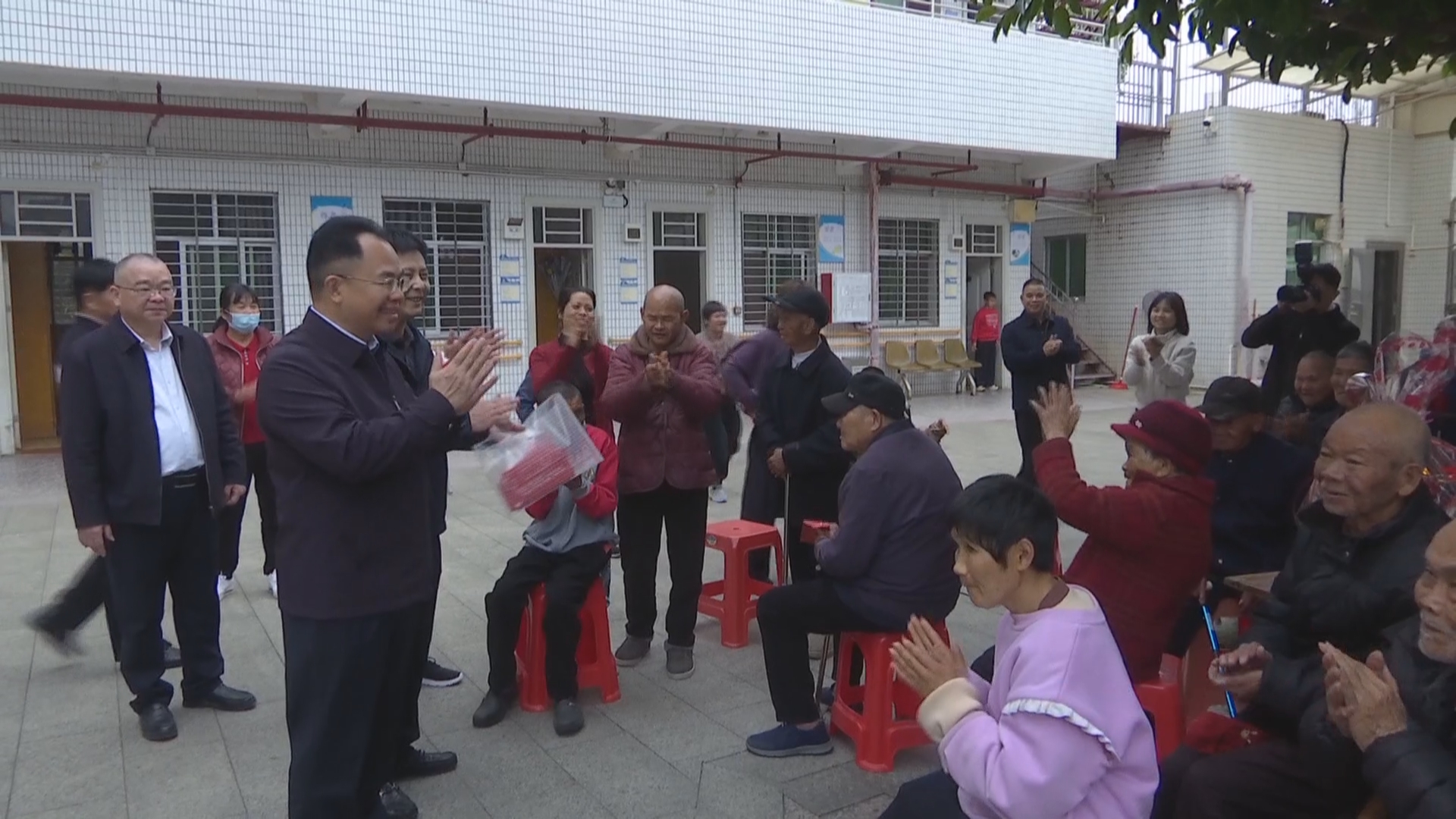 黄春彭大年初一慰问老人 传递党和政府关怀