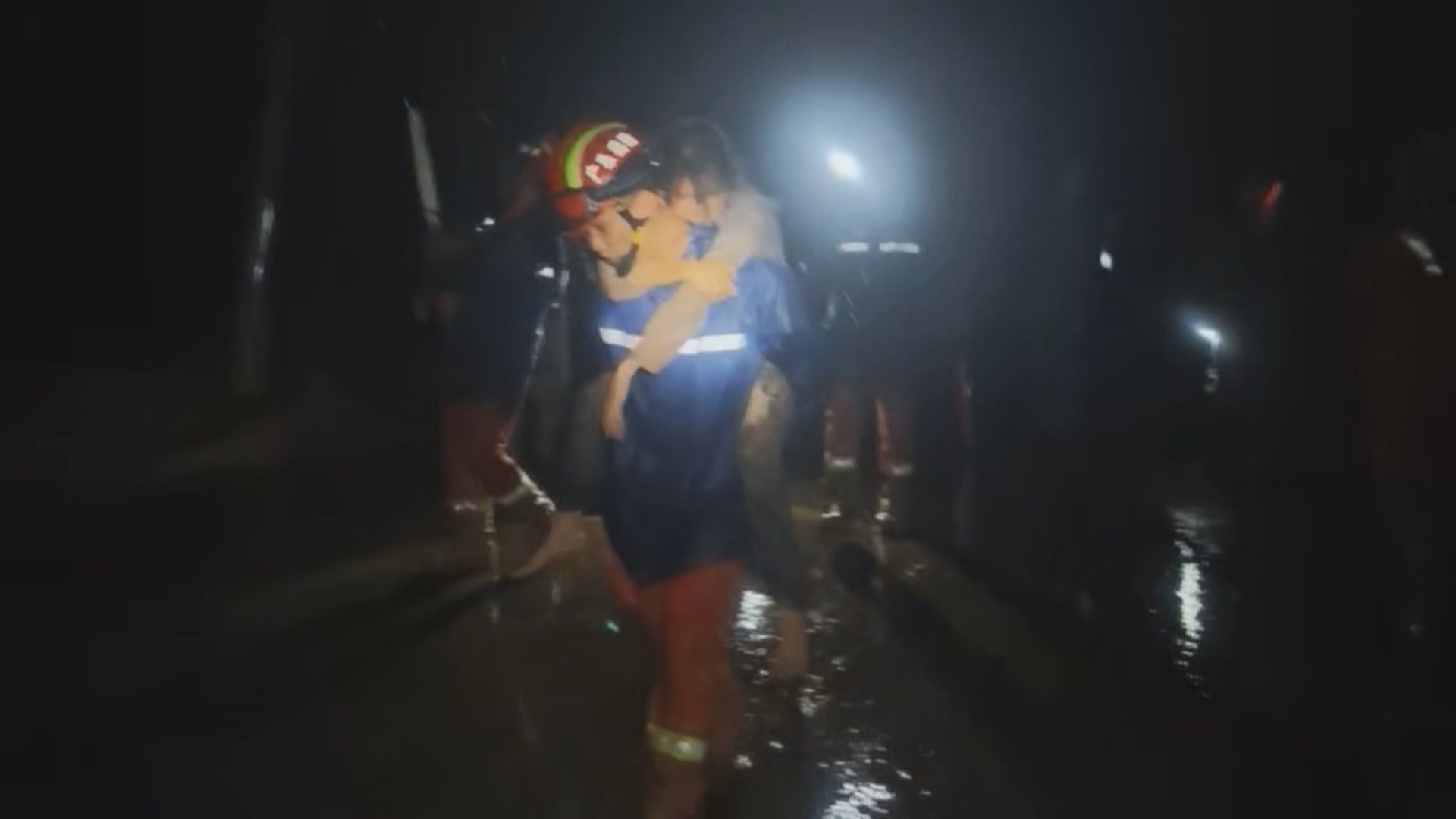 台风“红霞”侵袭紫金多地出险情<br/>消防连夜鏖战成功营救15名被困群众