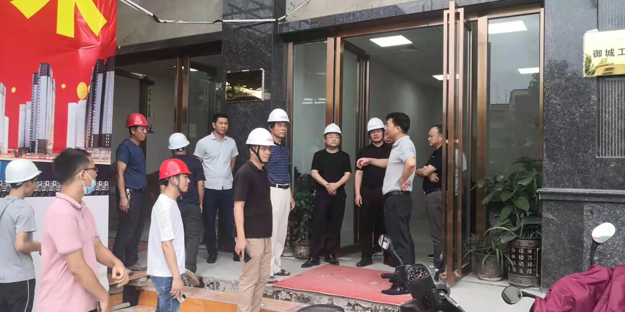 郑县长检查工地.jpg