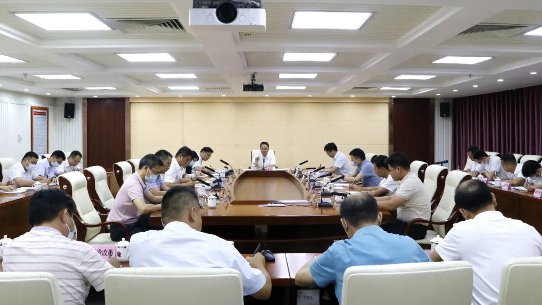县委书记黄春彭主持召开产业发展联席会议